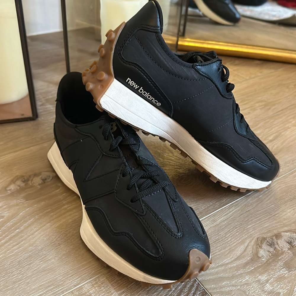New Balance 327- EUC